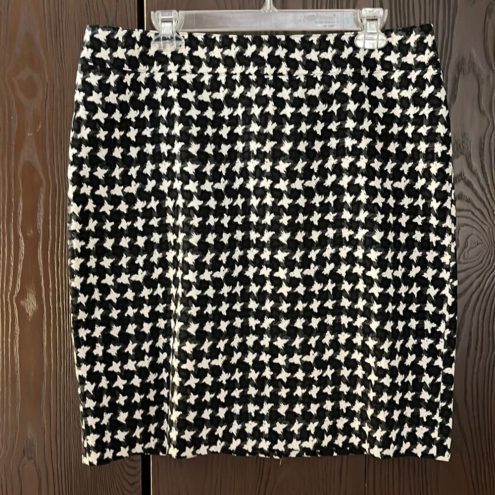 Talbot’s petite black/ white/ gray pencil skirt. Size 14P